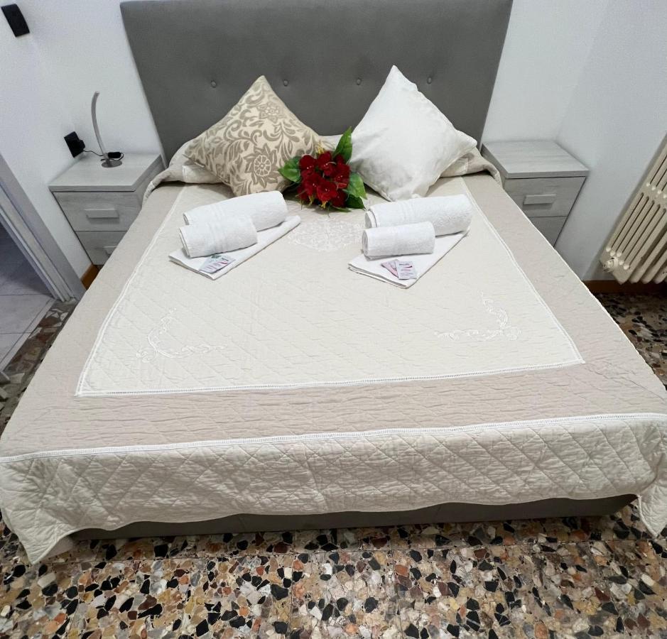 Casa Vacanza Elena เวโรนา ภายนอก รูปภาพ